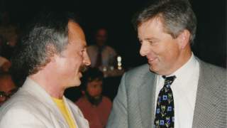 Mimo Röhle und Josef Klenenr 1998. Altes Farbfoto zeigt zwei Männer, sie lachen einander an.