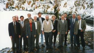 Gründungsversammlung CAA. 13 Personen stehen für ein Gruppenfoto zusammen. Im Hintergrund ist eine verschneite Wiese und ein Baum mit herbstlich gefärbten Blättern zu sehen.