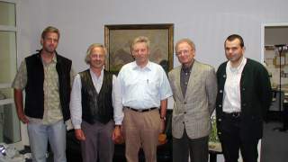 DAV Präsidium 2003. Fünf Männer stehen für ein Gruppenfoto zusammen. Im Hintergrund sind Büroräume zu sehen. An der Wand hinter ihnen hängt ein Gemälde in goldenem Rahmen.