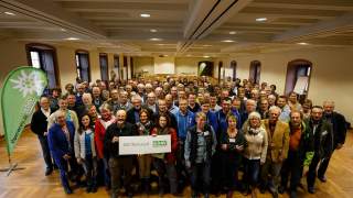 Etwa 100 Teilnehmende der ersten DAV Werkstatt 2015 im Gruppenfoto. In der vorderen Reihe wird ein Schild mit der Schrift "DAV Werkstatt" und dem DAV-Logo gehalten.