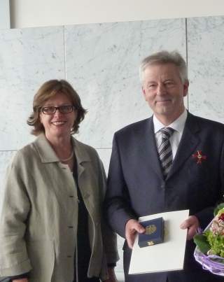 Josef Klenner erhält das Bundesverdienstkreuz. Das Bild zeigt die Übergabe, links im Bild Sportministerin Ute Schäfer, rechts im Bild Josef Klenner.