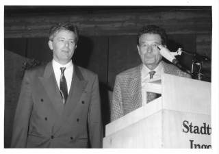 Schwarz-Weiß-Foto von zwei Männern am Rednerpult, Josef Klenner links im Bild, Fritz März rechts.