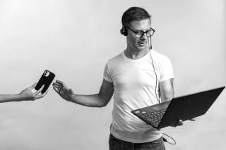Olaf Tabor mit Laptop und Telefon
