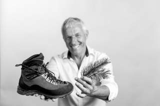 Manfred Sailer mit Bergschuh und Tannenzweig