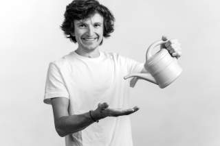 Simon Keller mit Gießkanne