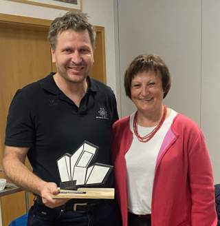Mann in schwarzem T-Shirt und Frau in rosa Jacke
