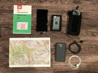 Karten, Smartphone, Ladekabel, Powerbank – Ausrüstung für Geländebegehung