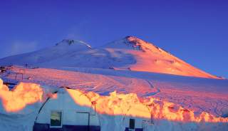 Die Botschkis - noch tief im Schnee versunken - im Hintergrund der Elbrus. Foto: AdobeStock
