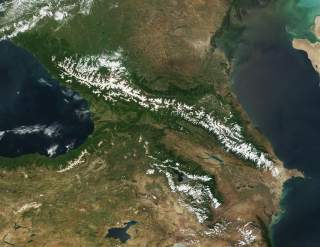 Nördlich der Große, südlich der Kleine Kaukasus. Karte: NASA/MODIS, Jacques Descloitres, MODIS Land Rapid Response Team, Public domain via Wikimedia Commons