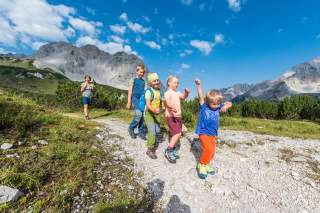 kindergruppe-beim-wandern.jpg