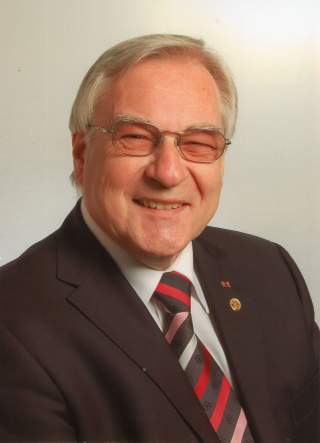 Mann mit Brille im Anzug