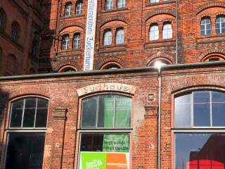 Ein altes Backsteingebäude mit den Aufschriften 