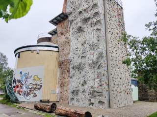 Am Faulturm eines ehemaligen Klärwerks sind Kletterwände eingerichtet mit zahllosen Routen. An einem weiteren Gebäudeteil Walt-Disney-Cartoons.