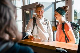Kletterhallen-Besucher am Check-In