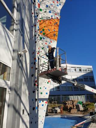 Kletterhallenleiterin Hanne Brüche auf dem Hubsteiger