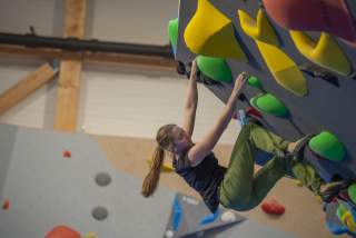 Hanne Brüche beim Bouldern im DAV Kletter- und Boulderzentrum Volksbank Vertical in Überlingen