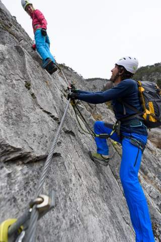 Zwei Menschen am Klettersteig