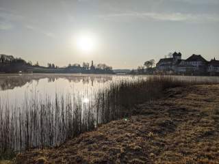 Nebelstimmung am Kloster Seeon. Foto: Arnold Zimprich