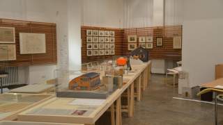 Blick in die Ausstellung "Hoch hinaus! Wege und Hütten in den Alpen", hier noch beim Aufbau.