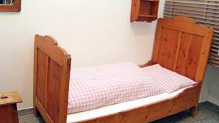 Altes Hüttenbett mit Federbett