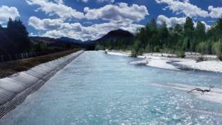 begradigter Fluss im Alpenvorland