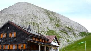 Kaiserjochhaus mit Grießkopf im Hintergrund