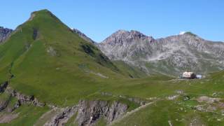 Blick auf die Stuttgarter Hütte mit Umgebung.