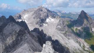 Blick von der Weisschrofenspitze auf Valluga und Roggspitze.