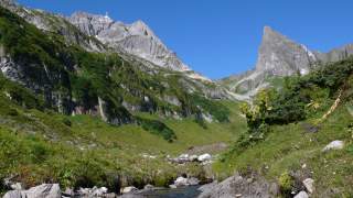 Blick über das Almajurtal auf Valluga (links) und Roggspitze (rechts).