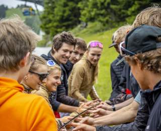 Athlet*innen im Grünen
