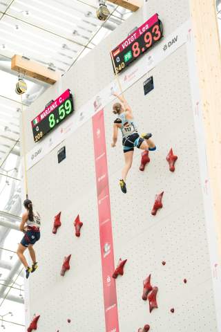Athletinnen an Speedkletterwand