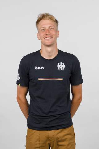 Mann vor weißer Wand
