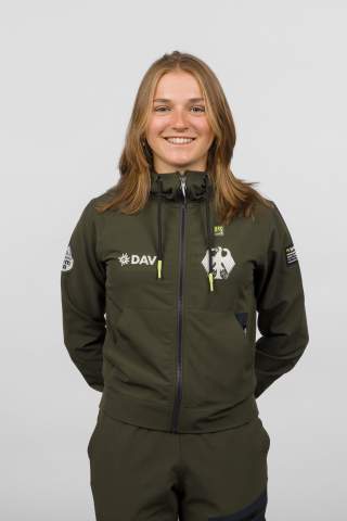 Frau vor weißer Wand