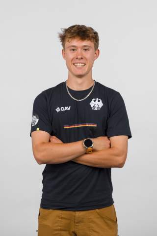Mann vor weißer Wand
