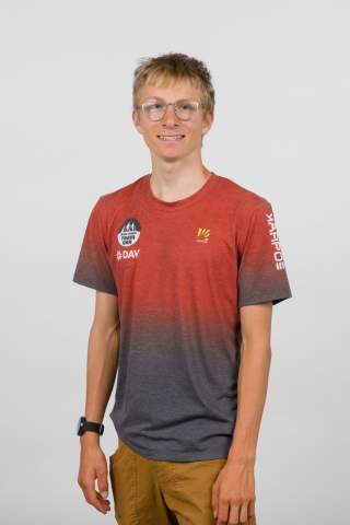 Mann vor weißer Wand