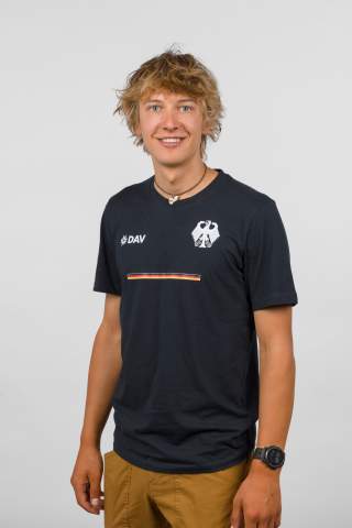 Mann vor weißer Wand