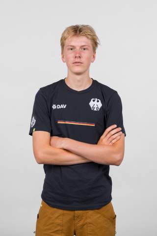 Mann vor weißer Wand