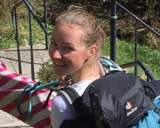 lächelnde Frau mit Rucksack