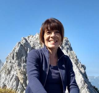 Frau vor einem Berg