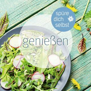 Auf einem blauen Teller liegen verschiedene Wildkräuter und Salatblätter. Der Teller steht auf einem Holztisch.