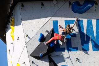 Kletterin an der Kletterwand.