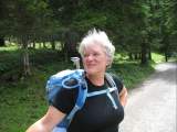 martina-renner.jpg Frau mit Rucksack auf Forststraße