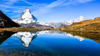 Die besondere Ausstrahlung des Matterhorns ist erhalten geblieben. Panoramafoto mit der prägnanten Felspyramide des Matterhorns.