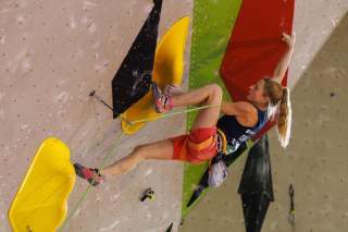 Die Deutsche Vizemeisterin 2022 Martina Demmel klettert an einer Indoorkletterwand.