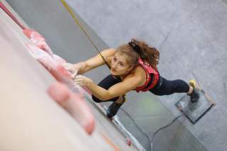 Franziska Ritter bereit an der Kletterwand und kurz vorm Verlassen des Bodens