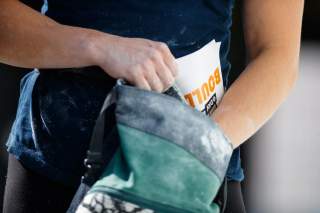 Mensch greift in Chalk-Beutel