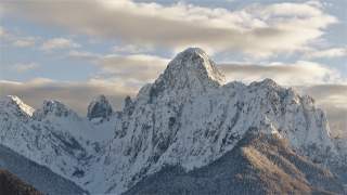 Berggipfel Monte Sernio mit weißem Schnee bedeckt.
