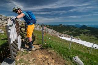 Mountainbiker schließt Weidegatter