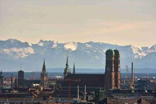 Föhnwetter (und ein Tele-Fotoobjektiv): die Alpen scheinen direkt hinter der Stadt.