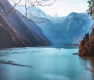 Zauberhaftes Türkis trifft auf Eisblau am Königssee, Nationalpark Berchtesgaden. Foto: Janina Stilper